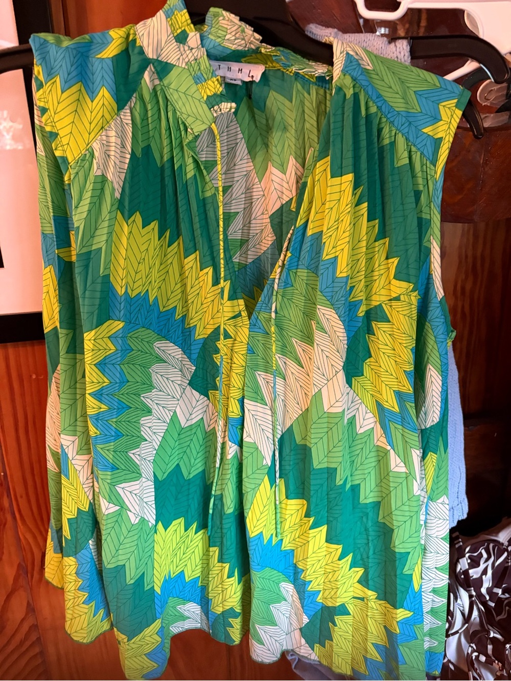 THML xs (runs big like a medium) Sleeveless Leaf-Print V-Neck Top in Green Multi